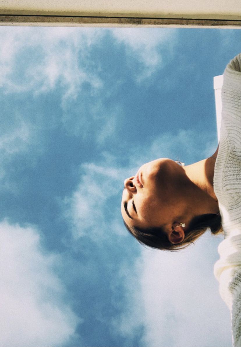 Mar Gómez, eyes closed, looking up at a blue sky